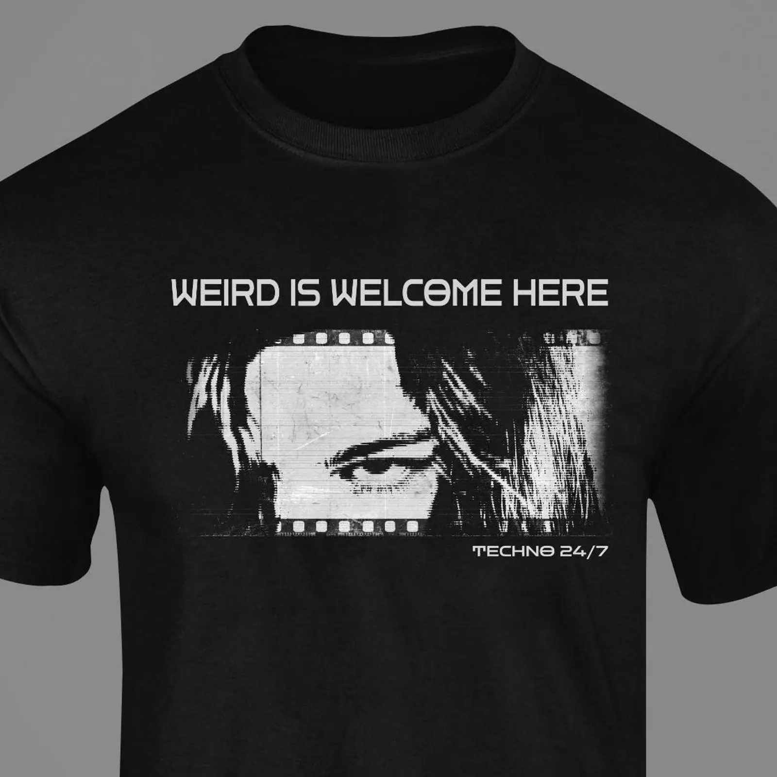 Kaos 'Weird is Welcome Here' u - Vintage Fashion Berlin ulasan dan harga